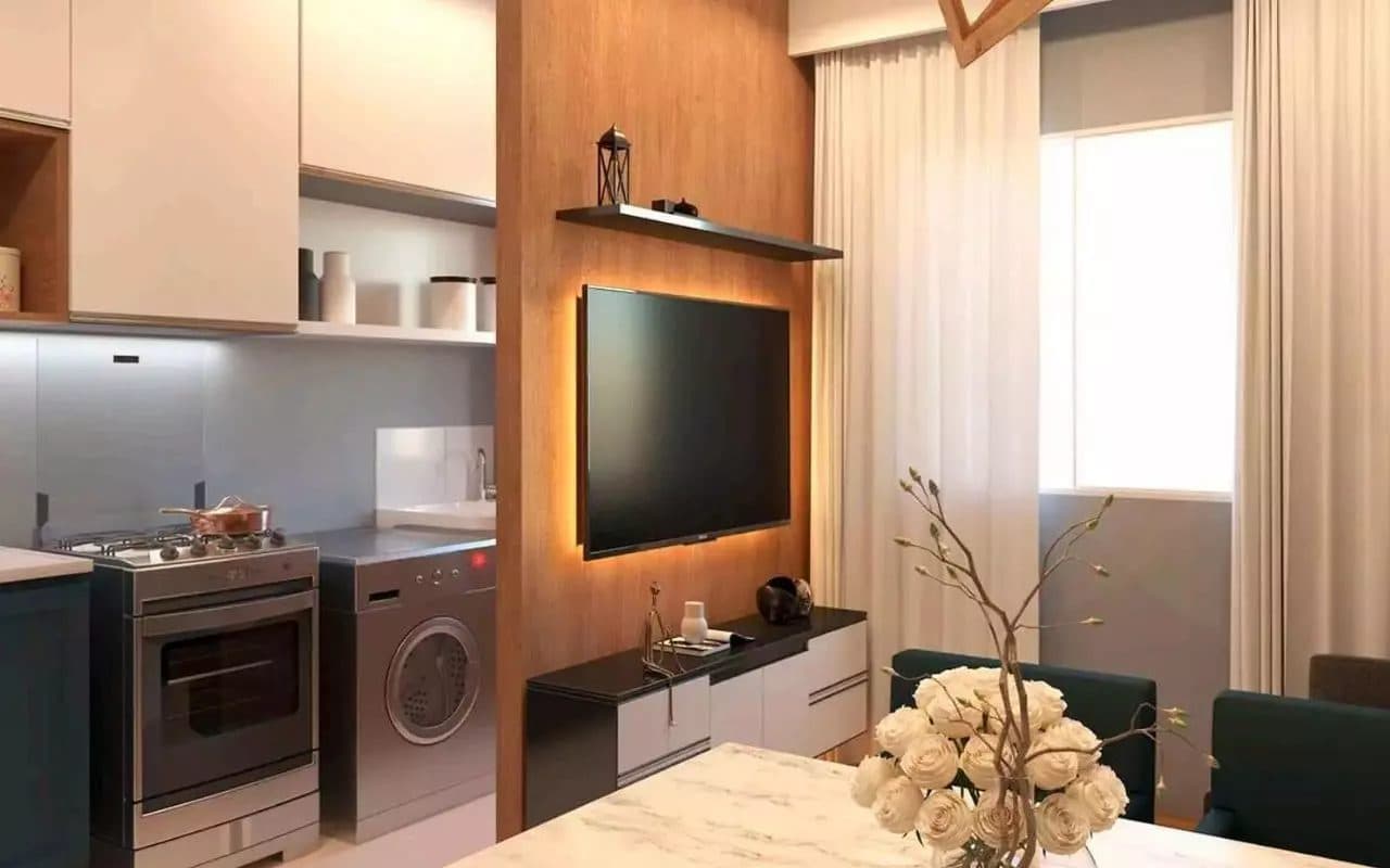 Sala de estar integrada com cozinha, com painel de madeira para TV e iluminação embutida.