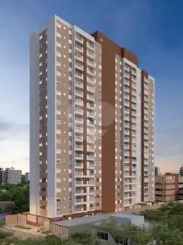 Fachada de edifício residencial de torre única com varandas e tons terrosos.