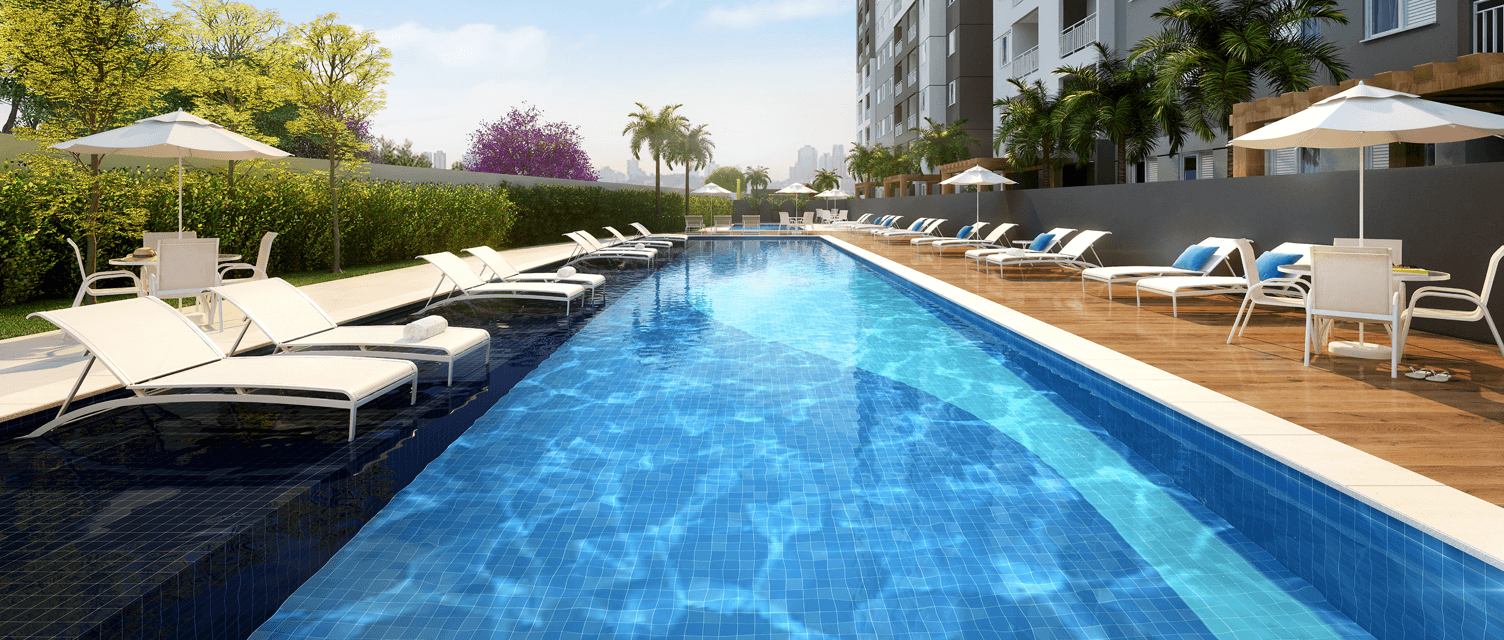 Piscina externa com deck de madeira, espreguiçadeiras e mesas com guarda-sóis.
